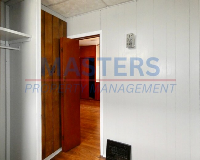 Building Photo - Spacious Rental | Convenient Central Location