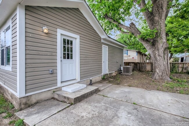 Building Photo - 517 Hicks Ave