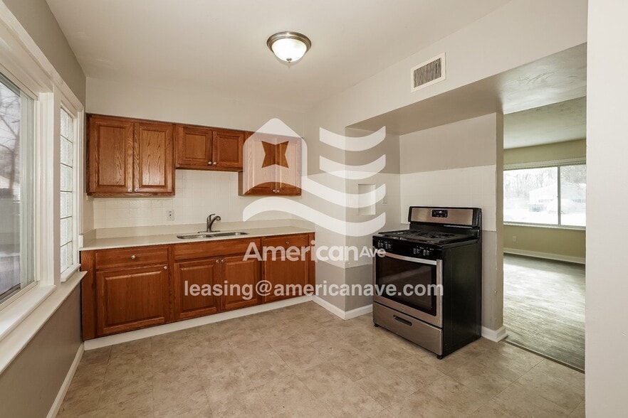 Building Photo - 321 Rexford St