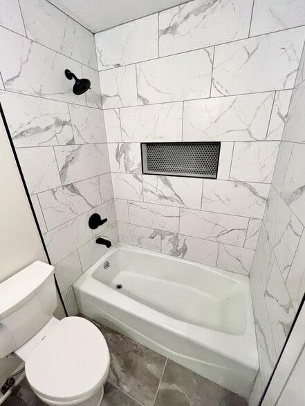 Hall Bath 3 - 2474 Barnes Crossing Rd