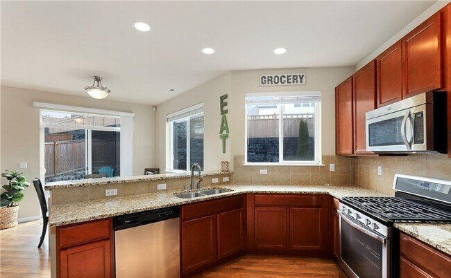 Building Photo - Beautiful large 4 bedroom home in the High...