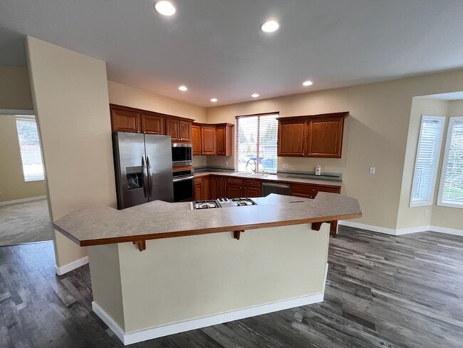 Building Photo - Elegant home in UP with primary bedroom suite on main level