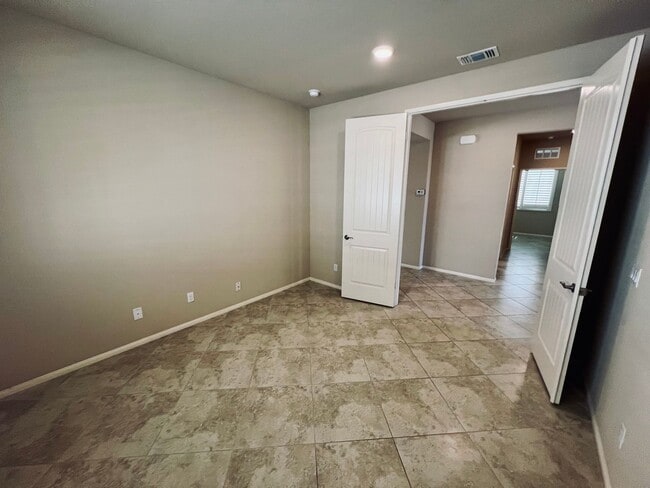 Building Photo - Gorgeous 2 bedroom and 2 bathroom home in ...