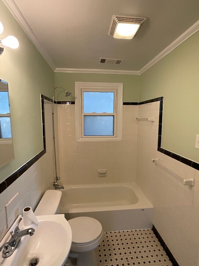 Building Photo - Updated home in Augusta