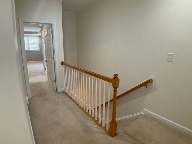 Building Photo - Gorgeous Condo in the heart of Chapel Hill