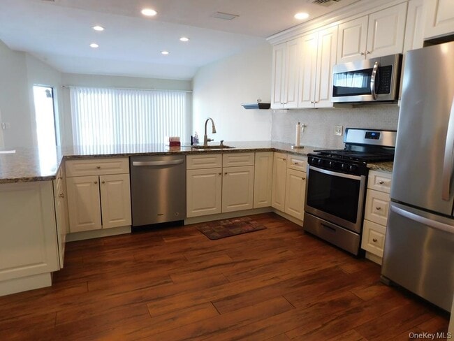 Building Photo - 729 Hewitt Ln