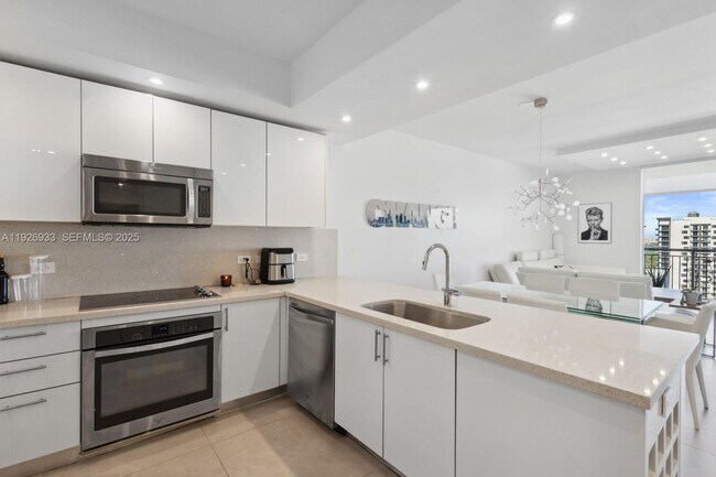 Building Photo - 999 SW 1st Ave