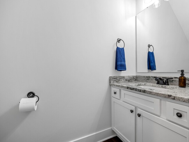 Building Photo - 3 Bed, 2.5 Bath - Lucky Penny End Unit