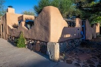 Building Photo - Rustic Santa Fe Charm on Kathryn Ave.