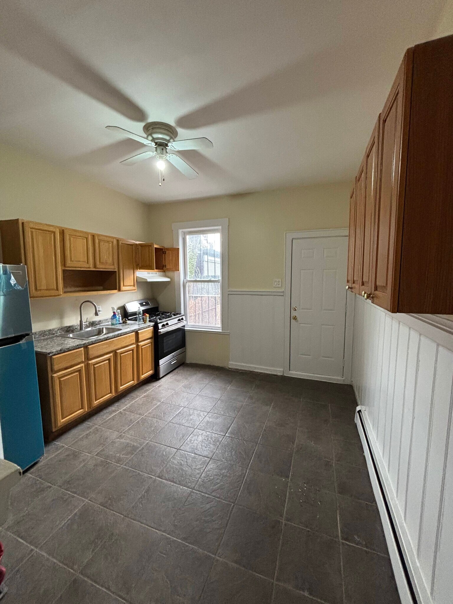 Building Photo - 244 6th Ave W