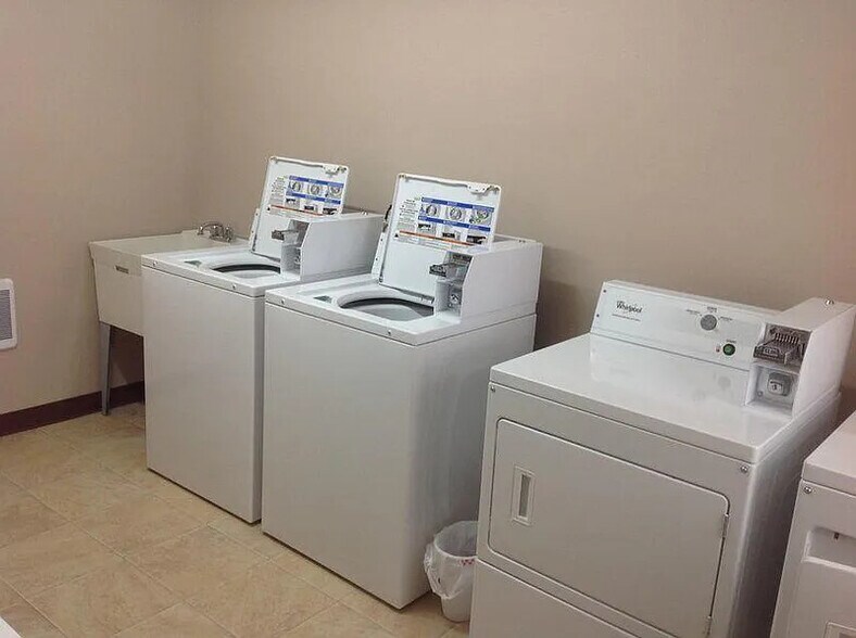 Building Photo - 812 Adams Ave