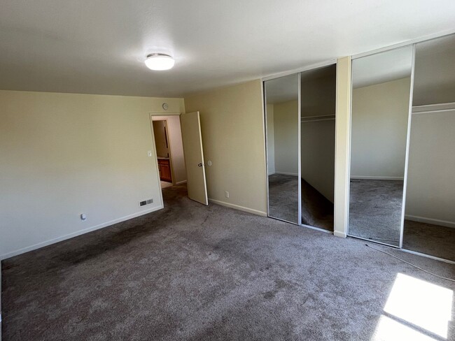 Building Photo - Vallejo 2-Bedroom Townhouse with 1-Car Gar...