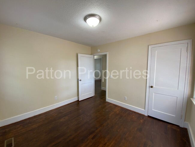 Building Photo - Colonial Heights