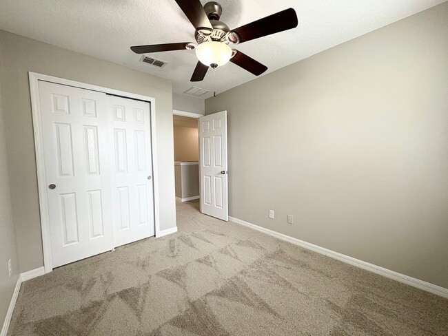 Building Photo - Gorgeous Lake View 3 BR 2.5 bath Luxury To...