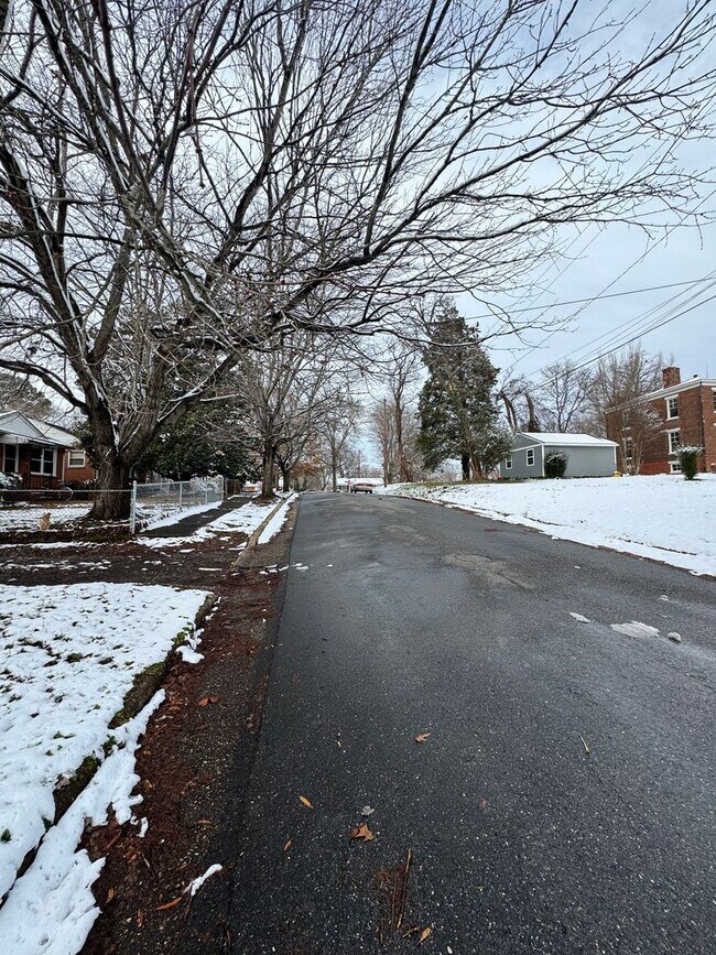 Building Photo - 3 bed 1.5 bath house near Church Hill