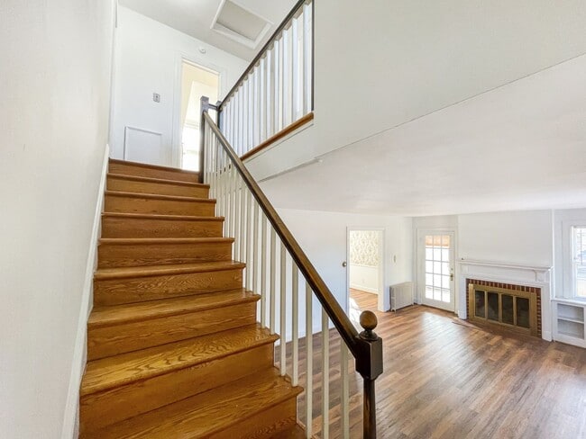 Building Photo - LOCATION LOCATION LOCATION!!! 3 Bedroom/ 2...