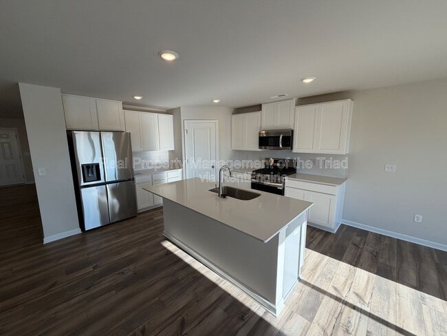 Building Photo - 329 Kingscote Wy