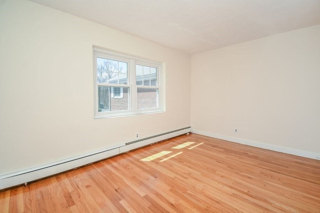 Building Photo - 122 Emerson Gardens Rd