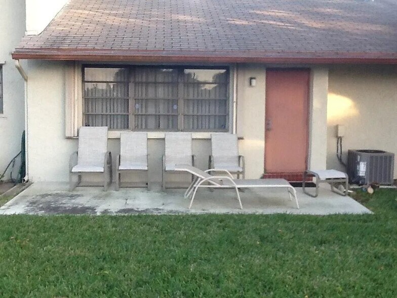 Building Photo - 1821 NE 40th Ct