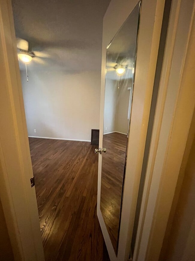 Building Photo - One bedroom condo with garage off Ocean Blvd.