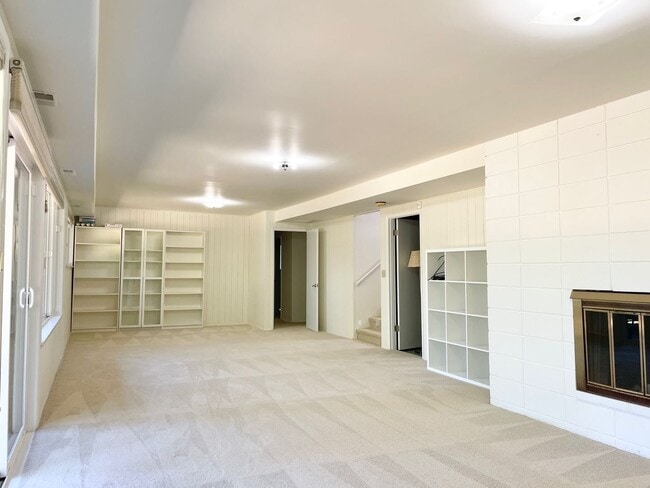 Building Photo - Beautifully Remodeled 5 Bed 2.75 Bath Home in Eastgate