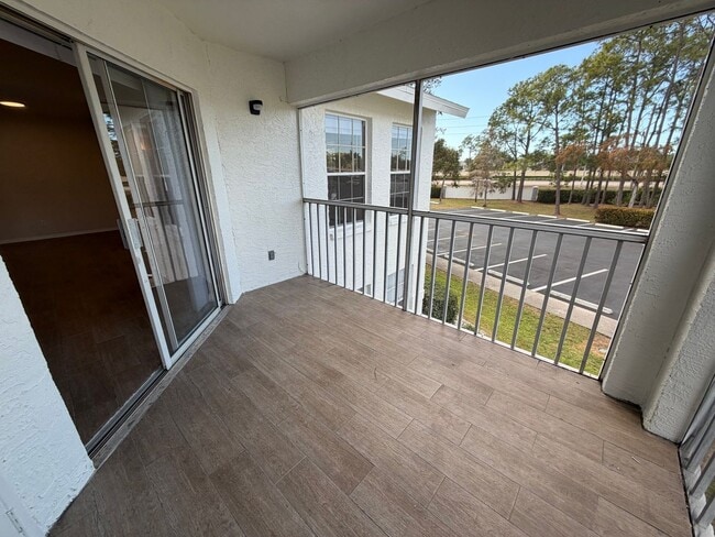 Building Photo - ANNUAL RENTAL - 2ND FLOOR 1 BED PLUS DEN/1 BATH CONDO IN GRANADA LAKES!