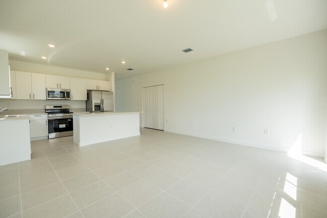 Building Photo - 2485 SE 29th Dr