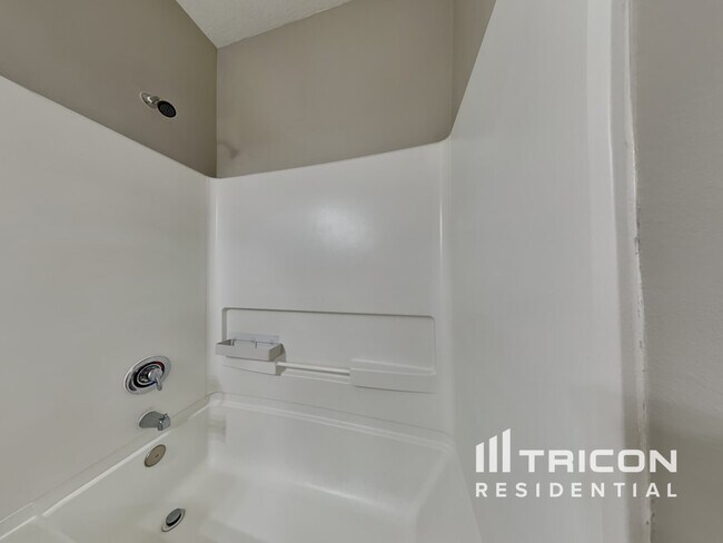 Building Photo - 810 E Clady Ct