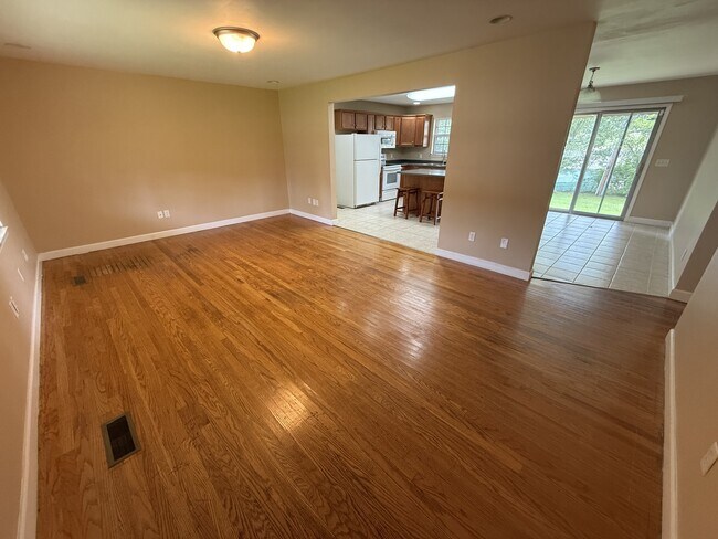 Building Photo - 1625 Green Hills Dr