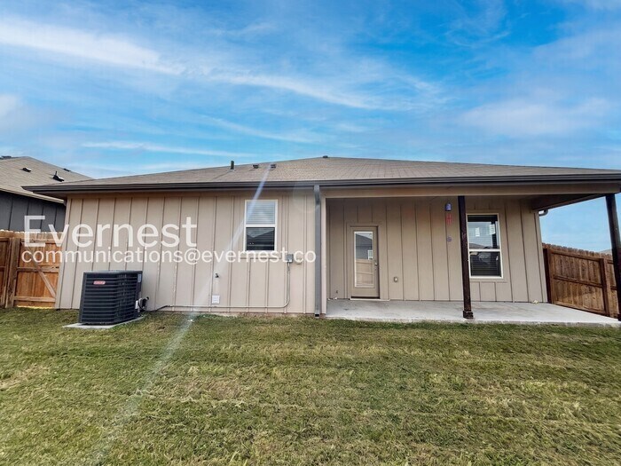 Building Photo - 2204 Hornbeam St