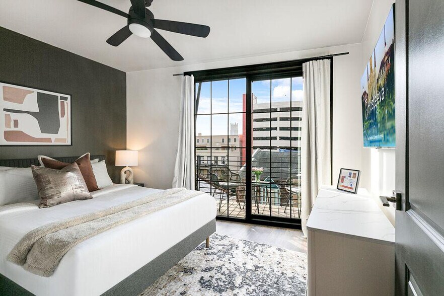 Building Photo - 611 Commerce St