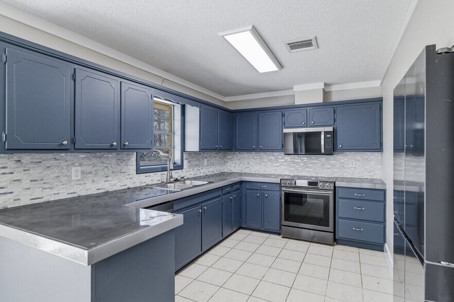 Building Photo - 32 Forest Dr