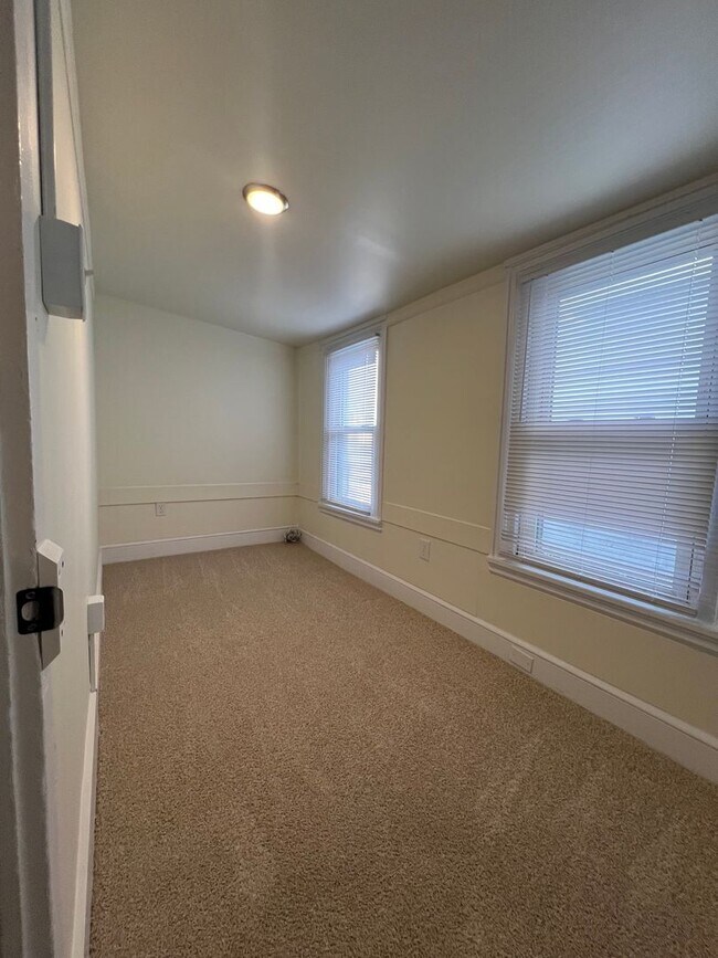 Building Photo - Updated 2BR Townhome with office & parking spot!