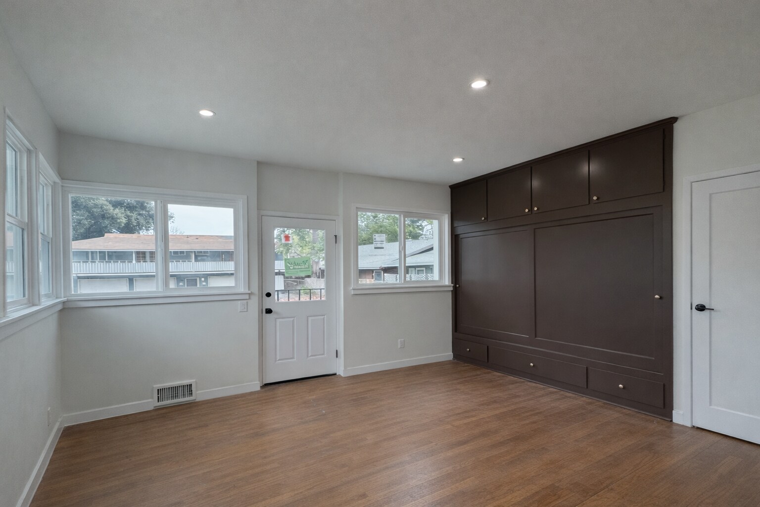 Building Photo - 582 N Oakland Ave