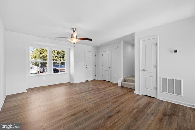 Building Photo - 487 Peleton St