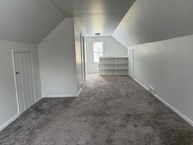 Building Photo - THREE BEDROOM SINGLE-FAMILY HOME WITH ACREAGE!