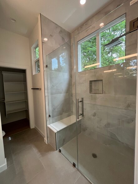 Walk-In Shower with Bench - 500 Capitol Dr