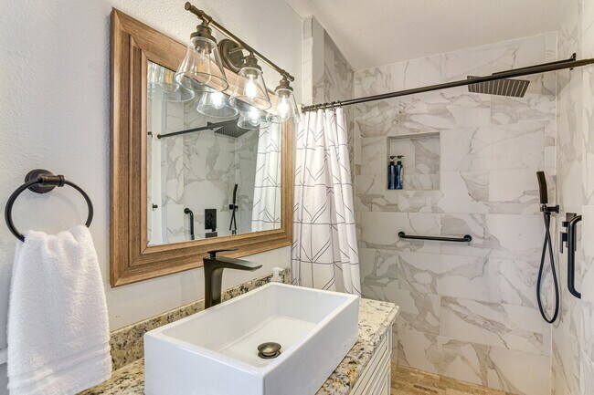 Building Photo - 5313 Palm Dr