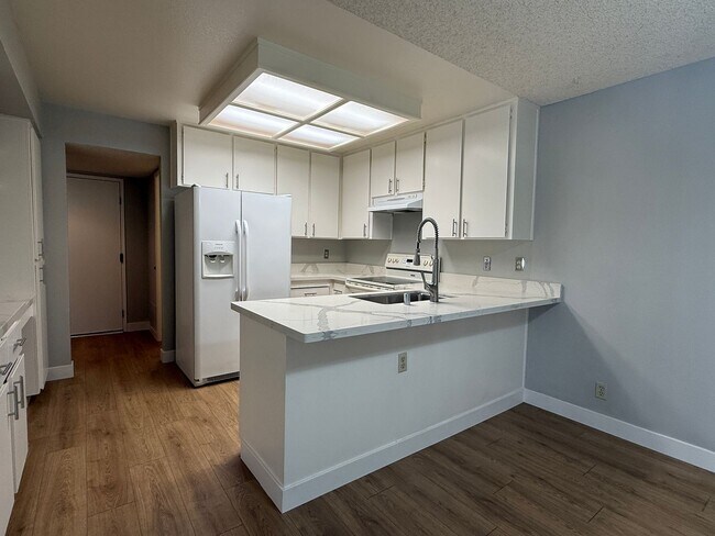 Building Photo - Clean and Spacious 3 Bedroom 1.5 Bath Townhouse Just Steps from Martial Cottle Park!