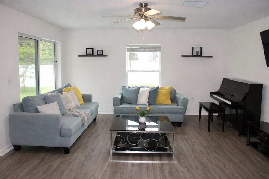 Building Photo - 72 Brewster Ln