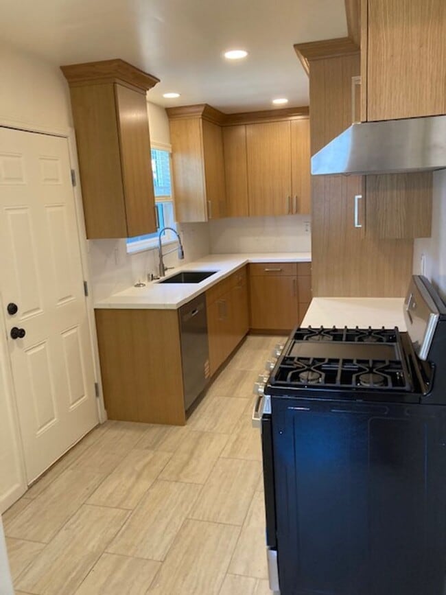Building Photo - JUST REMODELED - 3 BEDROOM 1 BATH HOME IN ...