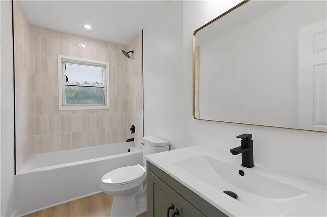 Building Photo - 804 S Montclaire Dr