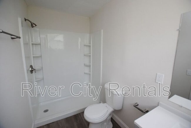 Building Photo - 2975 Dellwood Ave