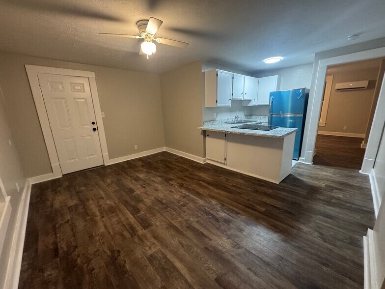 Building Photo - 2105 Park Ave