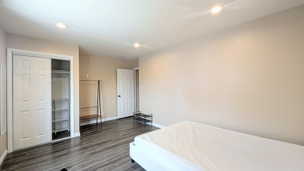 Building Photo - 1299 W 37th Dr