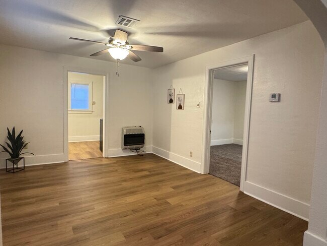 Building Photo - 304 N Cimarron Ave
