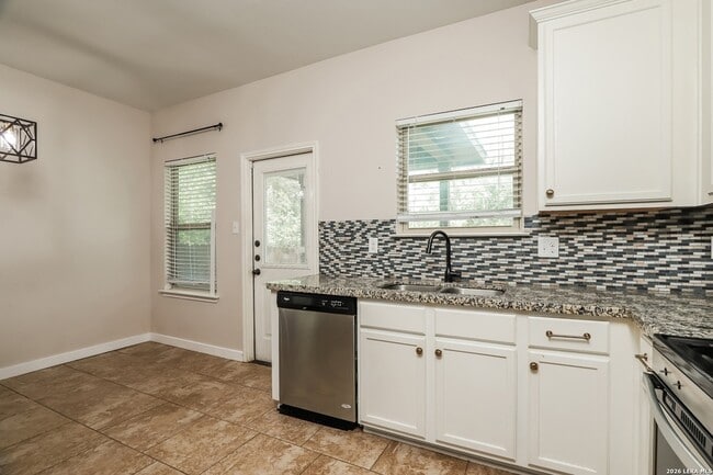 Building Photo - 1330 Plaza Lake Dr