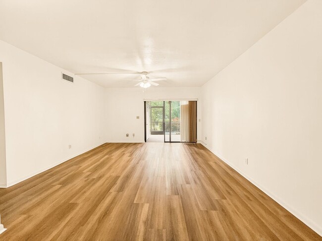 Building Photo - 2 bed 2 bath annual rental *** First floor condo *** Kings Lake Community