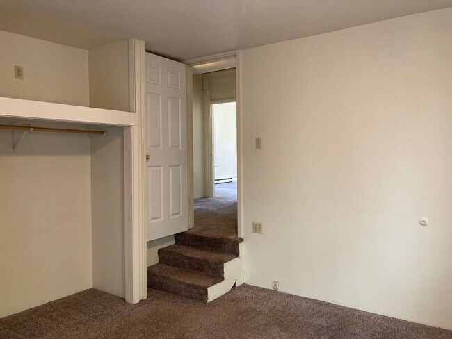 Building Photo - Campus House ~ 4 bedroom, 2 bath