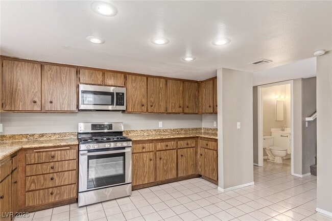 Building Photo - 557 Chelsea Dr